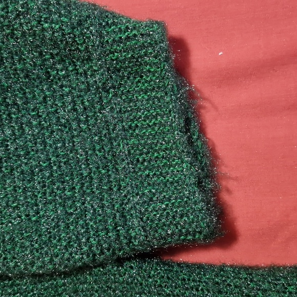 Green v-neck high-low sweater with sparkly shine - Picture 3 of 7